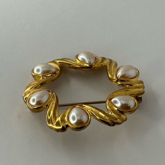 Vtg Monet gold-tone wreath brooch with faux pearls - Picture 4 of 9